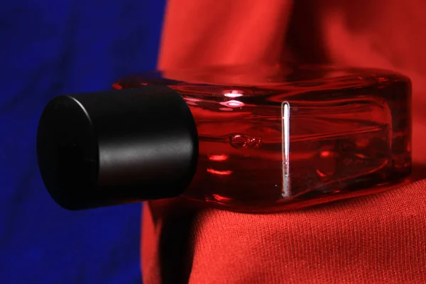 Botella Perfume Color Rojo Para Hombres Aislada Sobre Fondo Rojo — Foto de Stock