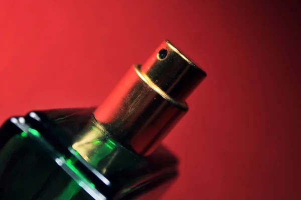 Μπουκάλι Αρωμάτων Πράσινο Χρώμα Γυναικεία Αξεσουάρ Που Απομονώνονται Κόκκινο Φόντο — Φωτογραφία Αρχείου