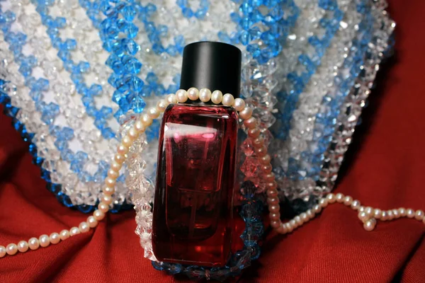 Botella Perfume Color Rojo Para Hombres Aislada Sobre Fondo Rojo — Foto de Stock