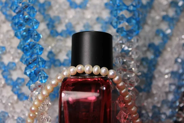 Czerwony Kolor Mężczyzn Perfum Butelki Izolowane Kolorowe Czerwone Tło Akcesoriami — Zdjęcie stockowe