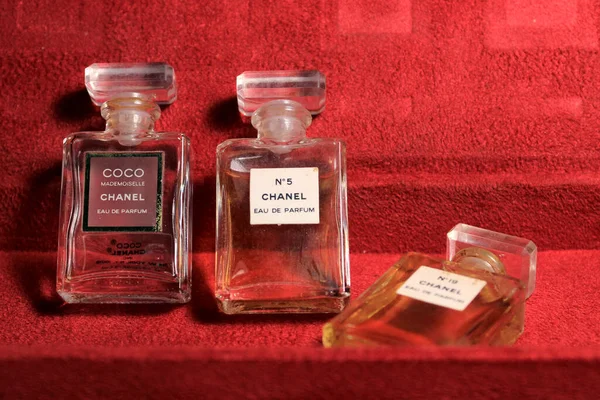 Παρίσι Ινδία Στις Μαΐου 2020 Chanel Μπουκαλάκια Αρωμάτων Κοσμήματα Που — Φωτογραφία Αρχείου
