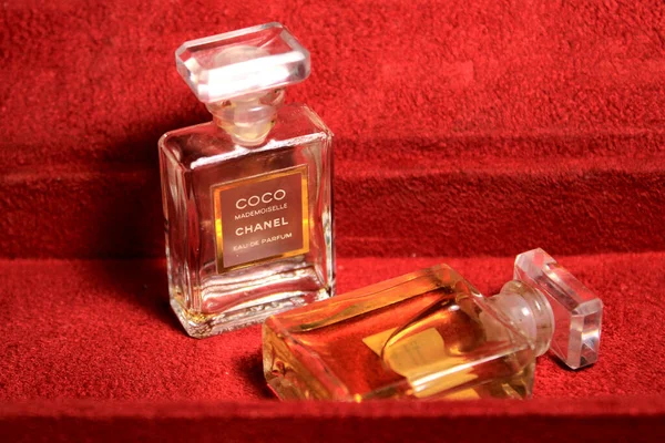 París India Mayo 2020 Frascos Perfume Chanel Con Joyas Aisladas — Foto de Stock