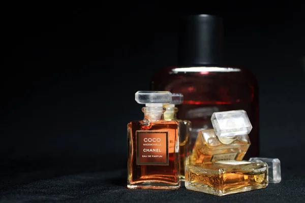 Kalkata Indie Května Roce 2020 Lahvičky Parfémů Chanel Izolované Červeném — Stock fotografie