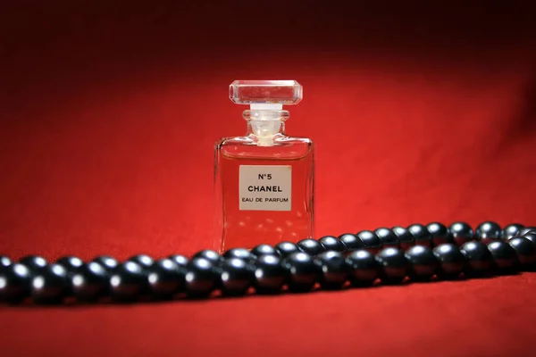 París India Mayo 2020 Frascos Perfume Chanel Con Joyas Aisladas — Foto de Stock