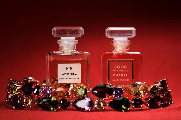2020年5月13日 香奈儿香水瓶 带有红色背景的珠宝 不同香奈儿香水产品的瓶 — 图库照片