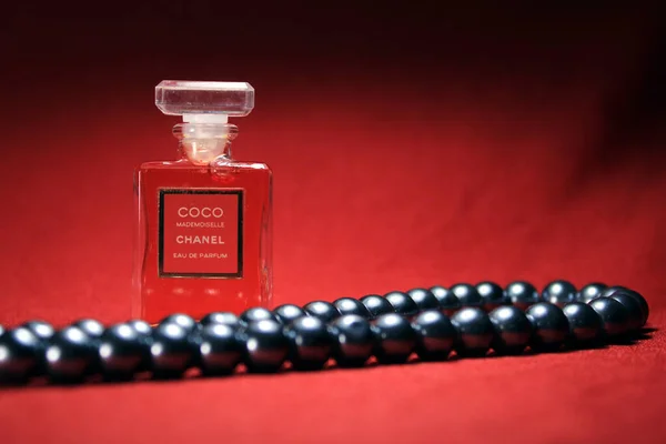 2020年5月13日 インド 赤を基調としたジュエリーのシャネルの香水瓶 シャネルの香水製品の異なるボトル — ストック写真