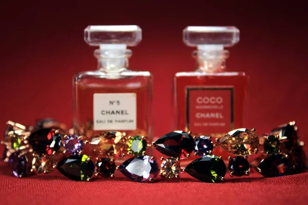 Paris Hindistan Mayıs 2020 Chanel Parfüm Şişeleri Kırmızı Arka Planda — Stok fotoğraf