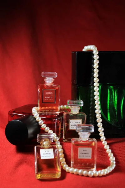 Kalkuta Indie Maja 2020 Butelki Perfum Chanel Odizolowane Czerwonym Tle — Zdjęcie stockowe