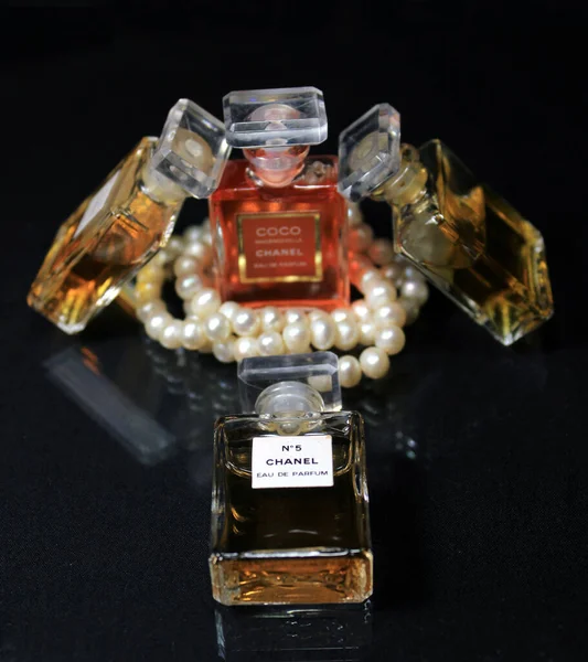 París Francia Mayo 2020 Frascos Perfume Chanel Aislados Sobre Fondo —  Fotos de Stock