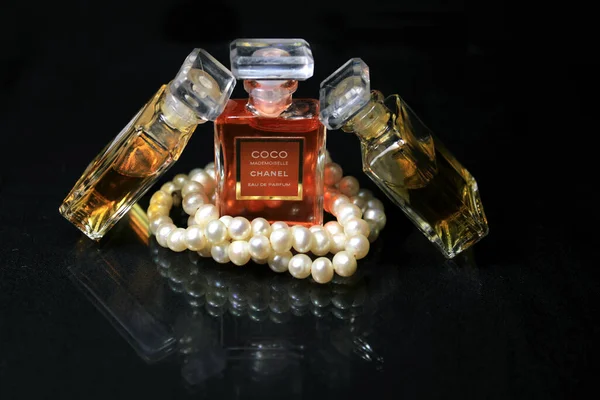 París Francia Mayo 2020 Frascos Perfume Chanel Aislados Sobre Fondo —  Fotos de Stock
