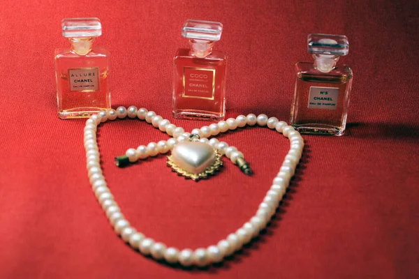 2020年5月13日 インド 赤を基調としたジュエリーのシャネルの香水瓶 シャネルの香水製品の異なるボトル — ストック写真