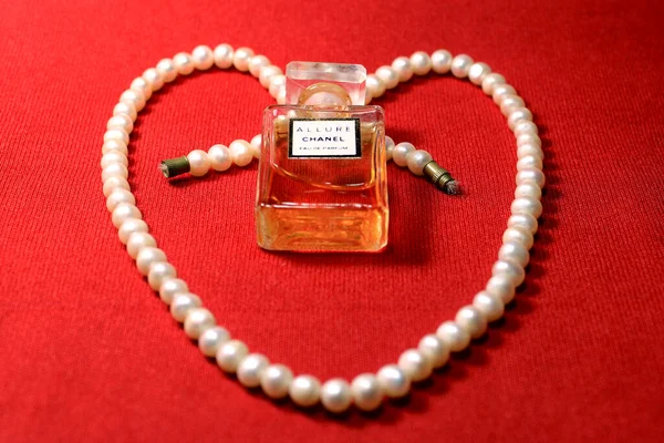 París India Mayo 2020 Frascos Perfume Chanel Con Joyas Aisladas —  Fotos de Stock