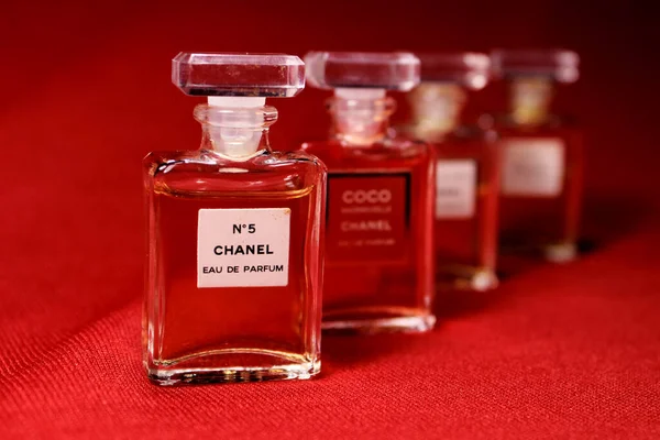 París India Mayo 2020 Frascos Perfume Chanel Con Joyas Aisladas —  Fotos de Stock