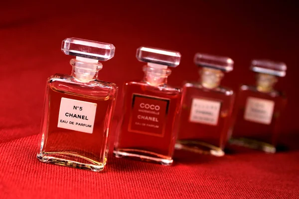 2020年5月13日 香奈儿香水瓶 带有红色背景的珠宝 不同香奈儿香水产品的瓶 — 图库照片