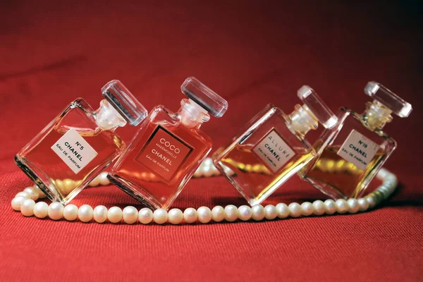 Paryż Indie Maja 2020 Butelki Perfum Chanel Biżuterią Izolowane Czerwonym — Zdjęcie stockowe