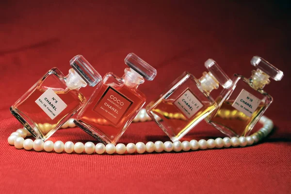 París India Mayo 2020 Frascos Perfume Chanel Con Joyas Aisladas —  Fotos de Stock