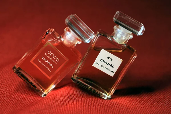 Parijs India Mei 2020 Chanel Parfumflesjes Met Juwelen Geïsoleerd Rode — Stockfoto