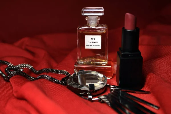 2020年5月13日 フランス 赤を基調としたシャネルの香水瓶 女性のアクセサリーと異なるシャネル香水製品 — ストック写真