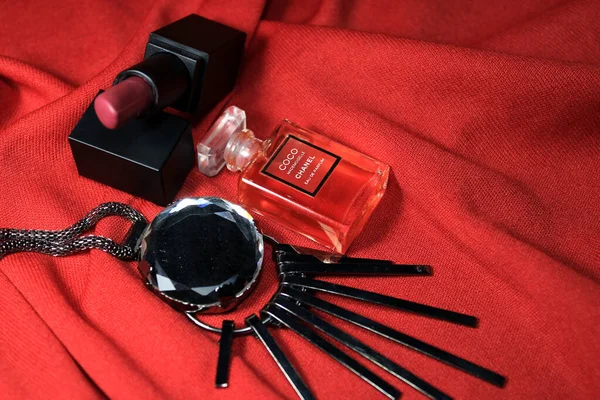 2020年5月13日 フランス 赤を基調としたシャネルの香水瓶 女性のアクセサリーと異なるシャネル香水製品 — ストック写真