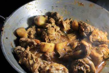 Haşlanmış tavuk çorbası. Acılı ve baharatlı Körili Tavuk.