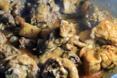 Haşlanmış tavuk çorbası. Acılı ve baharatlı Körili Tavuk.