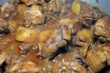 Haşlanmış tavuk çorbası. Acılı ve baharatlı Körili Tavuk.