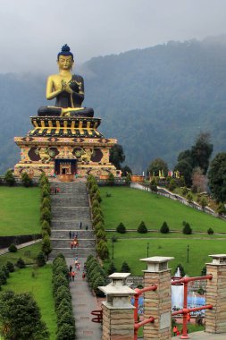 Ravangla 'nın Buda Parkı. Rabangla, Sikkim, Hindistan 'daki Lord Buddha' nın güzel büyük heykeli. Gautama Buda heykeli Ravangla 'daki Buda Parkı' nda.