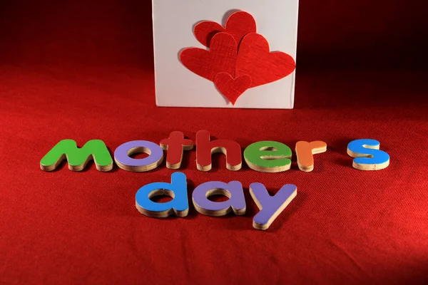 Dzień Matki Napisany Kolorowymi Blokami Alfabetu Ułożonymi Czerwonym Tle Koncepcja — Zdjęcie stockowe
