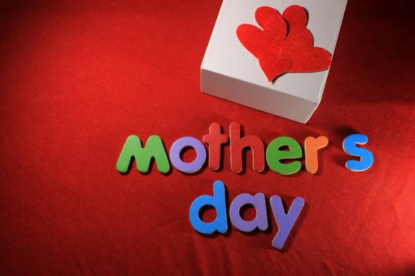 Dzień Matki Napisany Kolorowymi Blokami Alfabetu Ułożonymi Czerwonym Tle Koncepcja — Zdjęcie stockowe