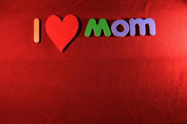 Lettres Colorées Avec Aime Maman Isolé Sur Fond Tissu Rouge — Photo
