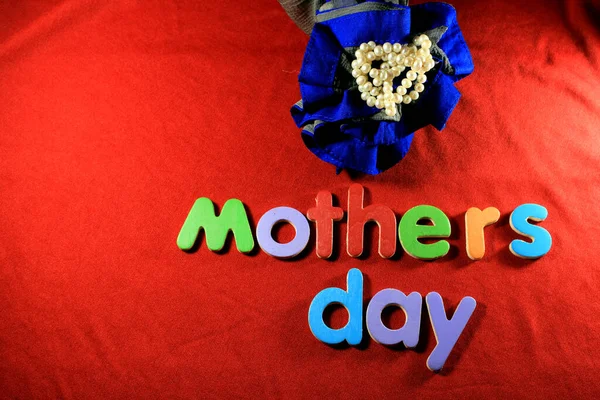 Dzień Matki Napisany Kolorowymi Blokami Alfabetu Ułożonymi Czerwonym Tle Pudełko — Zdjęcie stockowe