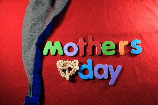 Dzień Matki Napisany Kolorowymi Blokami Alfabetu Ułożonymi Czerwonym Tle Pudełko — Zdjęcie stockowe