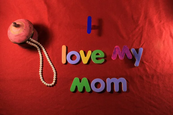 Kolorowe Listy Kocham Moją Mamę Izolowane Czerwonym Tle Tkaniny Kocham — Zdjęcie stockowe
