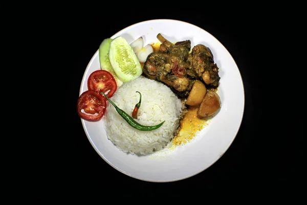 Kopje Gekookte Rijst Met Kippenbouillon Een Witte Plaat Geïsoleerd Zwarte — Stockfoto