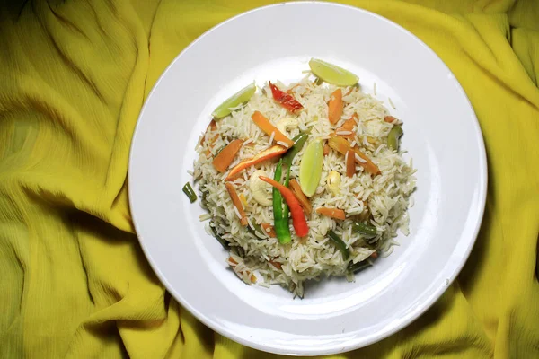 レモンとチリとホワイトプレート上の野菜炒めご飯 最上階だ 黄色の布の背景に隔離された白いプレート上のチャーハン — ストック写真