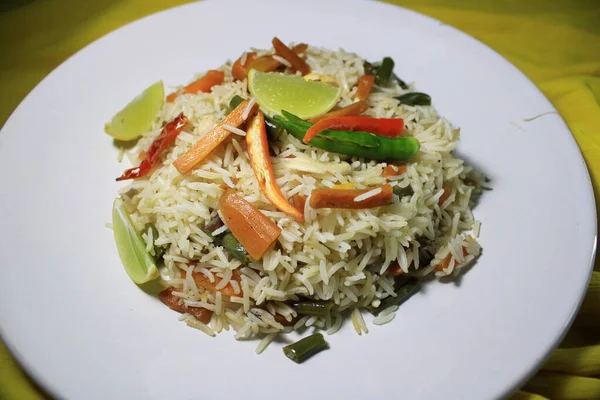 Gebratener Reis Auf Weißem Teller Mit Zitrone Und Chili Ansicht — Stockfoto