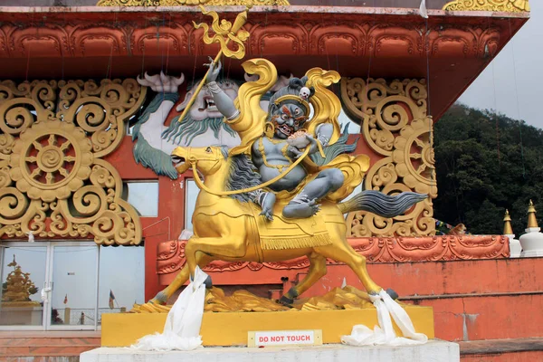 異なる彫像 Samdruptse丘の上シッキムの建築 シッキム州のナムチ インド シキムの巨大な仏教記念碑をSamdruptse — ストック写真