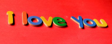 Kırmızı arka plandaki kartına bayıldım. Konseptine bayılıyorum. Renkli harflerle 