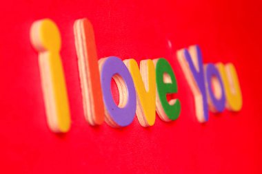 Kırmızı arka plandaki kartına bayıldım. Konseptine bayılıyorum. Renkli harflerle 