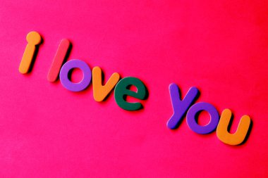 Kırmızı arka plandaki kartına bayıldım. Konseptine bayılıyorum. Renkli harflerle 