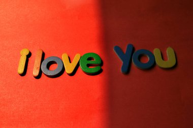 Kırmızı arka plandaki kartına bayıldım. Konseptine bayılıyorum. Renkli harflerle 