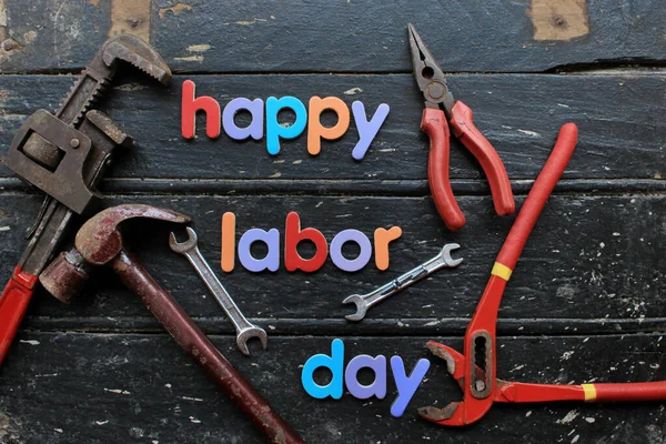 Happy Labor Day Κείμενο Κόκκινο Χρώμα Ξύλινο Φόντο Εργαλεία Επισκευής Εικόνα Αρχείου