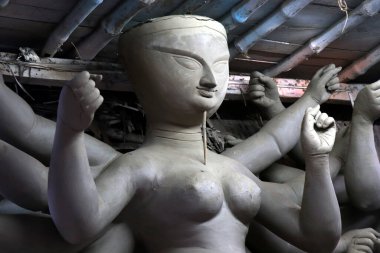 Kumartuli, Kolkata, Batı Bengal, Hindistan 'da 23 Ağustos 2019: Hindu tanrıçası Durga' nın kil idolü Bengal 'in Kumartuli, Kolkata' daki Durga Puja festivali hazırlıkları altında.