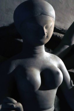 Kumartuli, Kolkata, Batı Bengal, Hindistan 'da 23 Ağustos 2019: Hindu tanrıçası Durga' nın kil idolü Bengal 'in Kumartuli, Kolkata' daki Durga Puja festivali hazırlıkları altında.