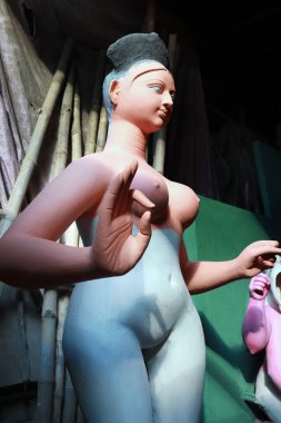 Kumartuli, Kolkata, Batı Bengal, Hindistan 23 Ağustos 2019: Maa Saraswati 'nin Portresi. Bengal 'in Kolkata' daki Durga Puja festivali hazırlıkları sırasında Hindu Tanrıçası Saraswati 'nin kil putu.