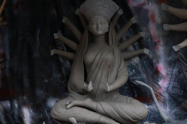 Kumartuli, Kolkata, Batı Bengal, Hindistan 'da 23 Ağustos 2019: Hindu tanrıçası Durga' nın kil idolü Bengal 'in Kumartuli, Kolkata' daki Durga Puja festivali hazırlıkları altında.