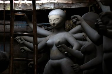 Kumartuli, Kolkata, Batı Bengal, Hindistan 'da 23 Ağustos 2019: Hindu tanrıçası Durga' nın kil idolü Bengal 'in Kumartuli, Kolkata' daki Durga Puja festivali hazırlıkları altında.