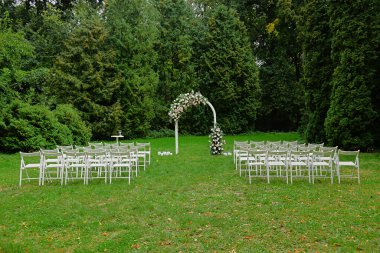 Düğün kemerinin şenlikli bir dekoru çiçek kompozisyonudur. Doğada düğün merasimi alanı.