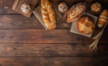 Taze çıtır çıtır farklı şekillerin üst görüntüsü ahşap arka planda fırın