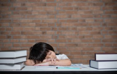 Ödev yapan kız, kağıt yazan çocuk, eğitim konsepti, okula dönüş.